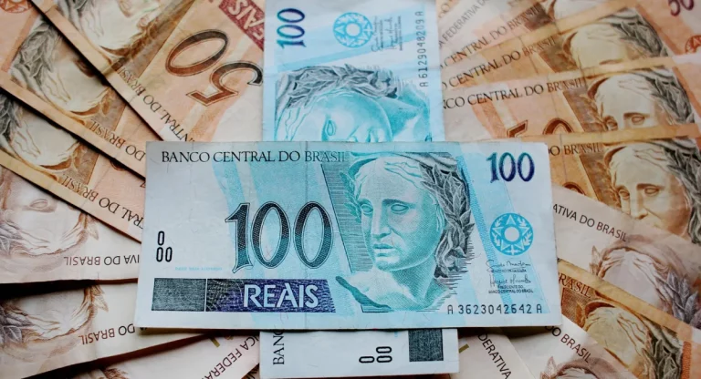 Como usar o décimo terceiro? Elimine dívidas, faça uma reserva